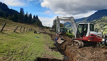 Bauunternehmen Empl Bau beim Kabelgraben für die Salzburg AG